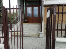 Hlavní vchod v areálu školky
